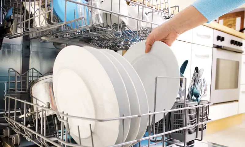 usar el lavavajillas ahorra agua - Cómo ahorrar agua al lavar los platos