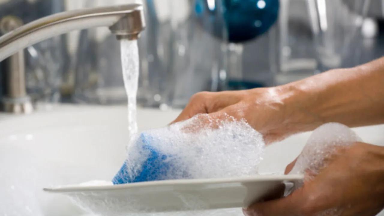 desinfectar esponjas en el lavavajillas - Cómo quitar el mal olor de la esponja de lavar platos
