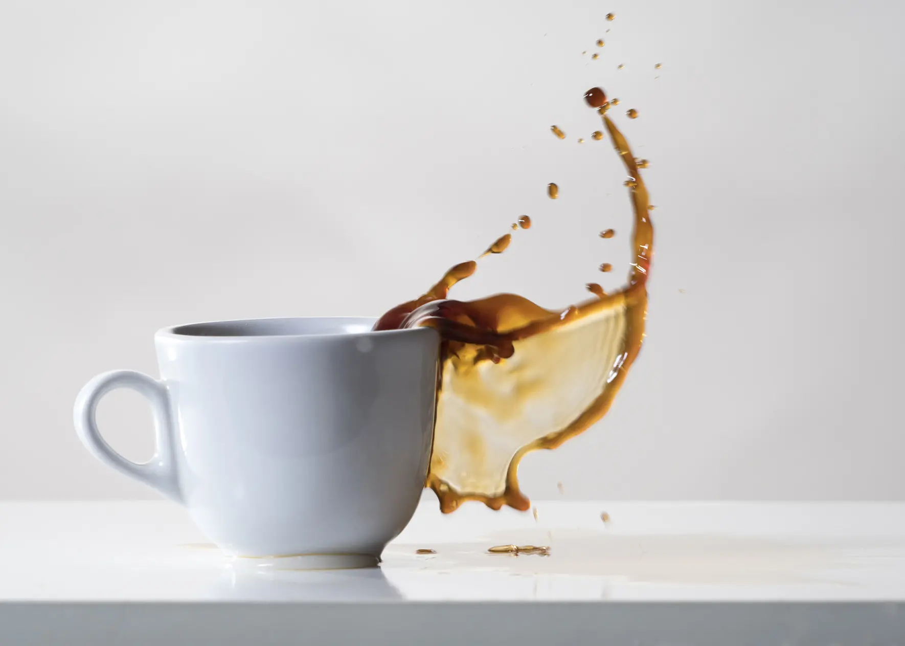 como sacar manchas de cafe con lavavajillas - Cómo se quitan las manchas de café en ropa blanca