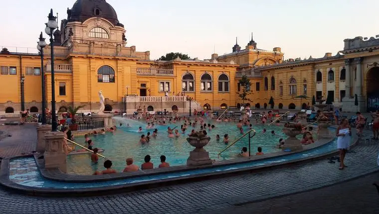 baños budapest secador - Cuánto cuestan las chanclas en las termas de Budapest